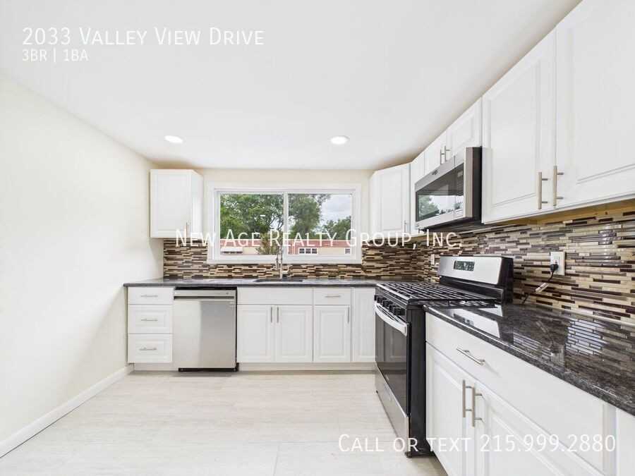 2033 Valley View Dr - Photo 2 of 20