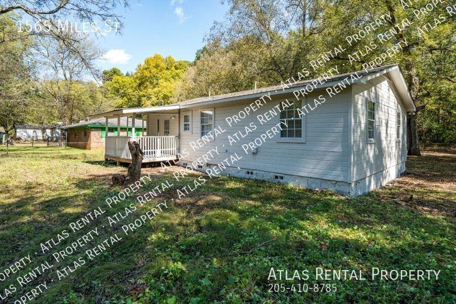 1565 Miles St - Photo 4 of 25