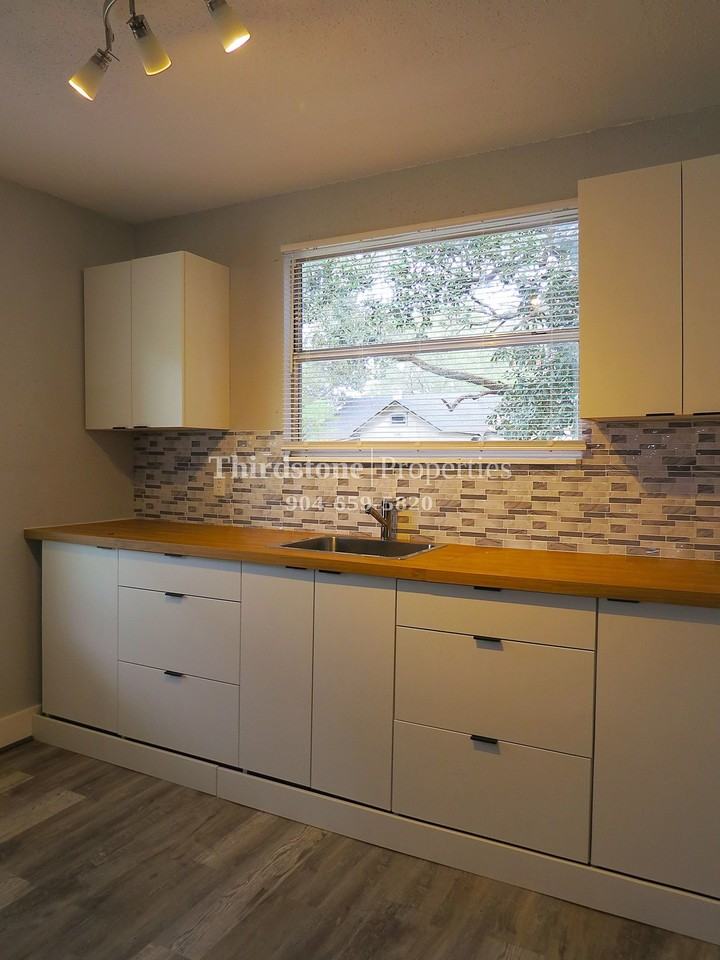 1225 E 14th St - Photo 5 of 22