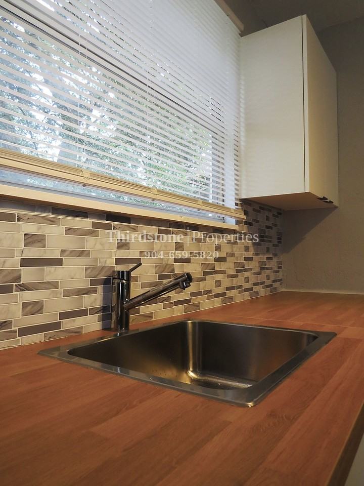 1225 E 14th St - Photo 6 of 22