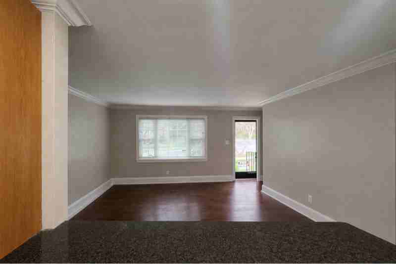 1976 Lynnwood Dr - Photo 4 of 16