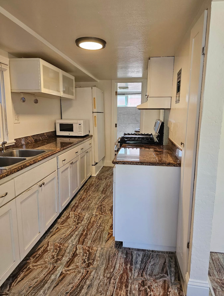 2228 40th Ave - Photo 4 of 10