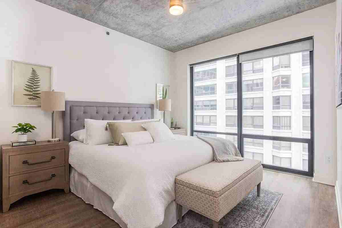 469 E Ohio St - Photo 6 of 16