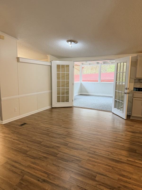 411 Brogden St - Photo 2 of 10