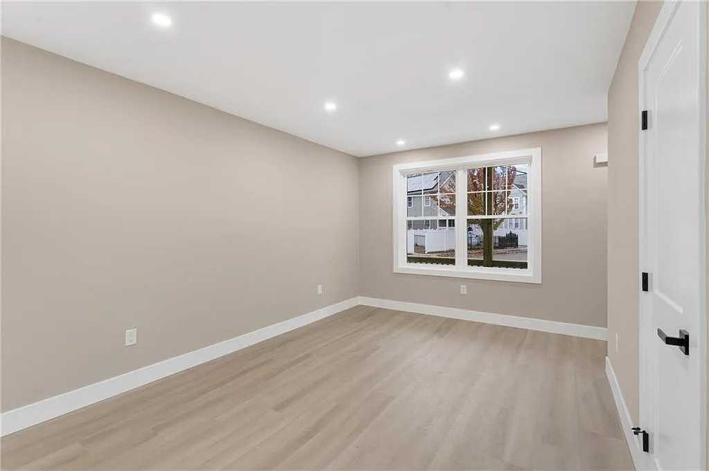 56 Diamond St - Photo 4 of 11