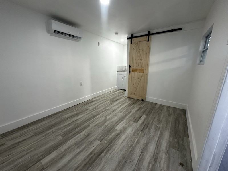 915 Nw 46th St - Photo 3 of 7