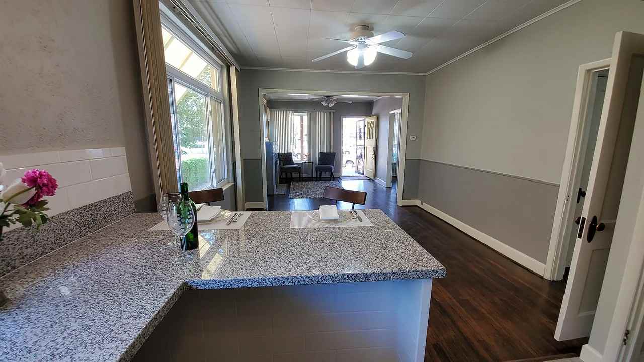 1456 Roslyn St - Photo 3 of 15