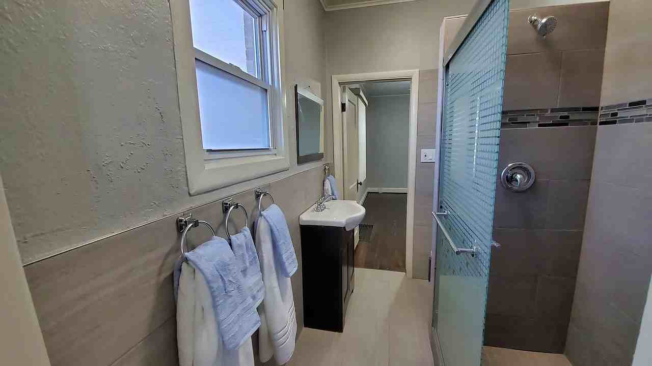 1456 Roslyn St - Photo 7 of 15