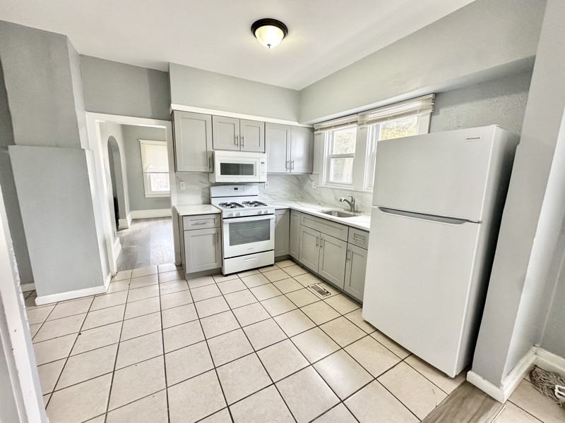 308 W Almond St - Photo 3 of 18