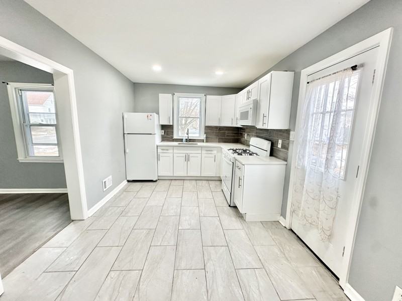 338 Broad St - Photo 5 of 22