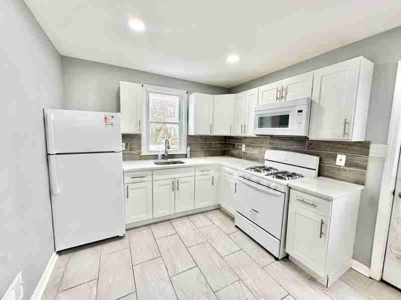 338 Broad St - Photo 6 of 22