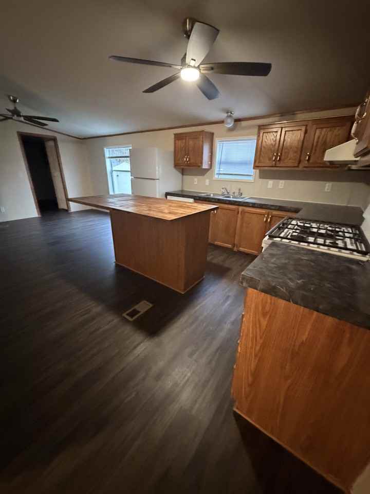 372 Tor St - Photo 2 of 5