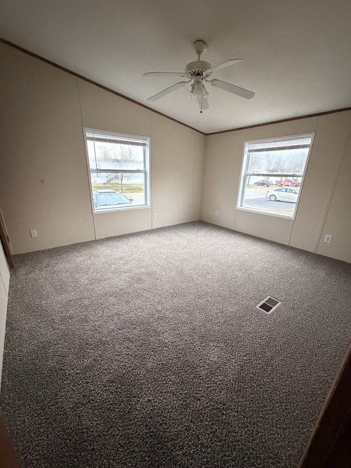 372 Tor St - Photo 3 of 5