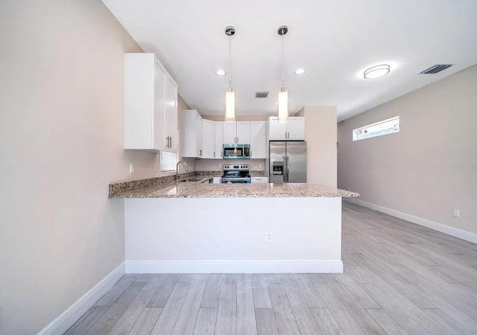 2714 Nokomis Avenue - Photo 4 of 10