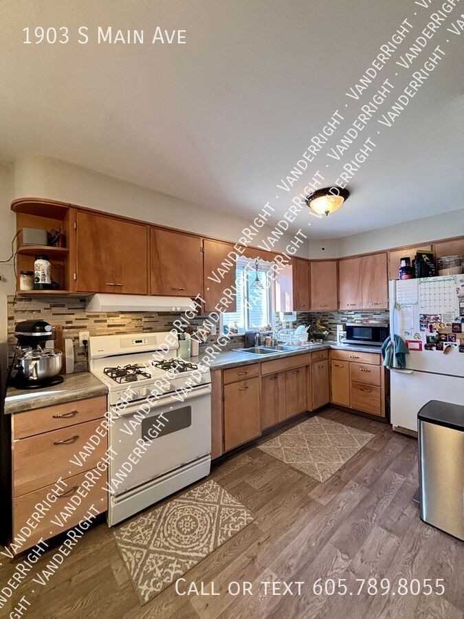 1903 S Main Ave - Photo 3 of 13