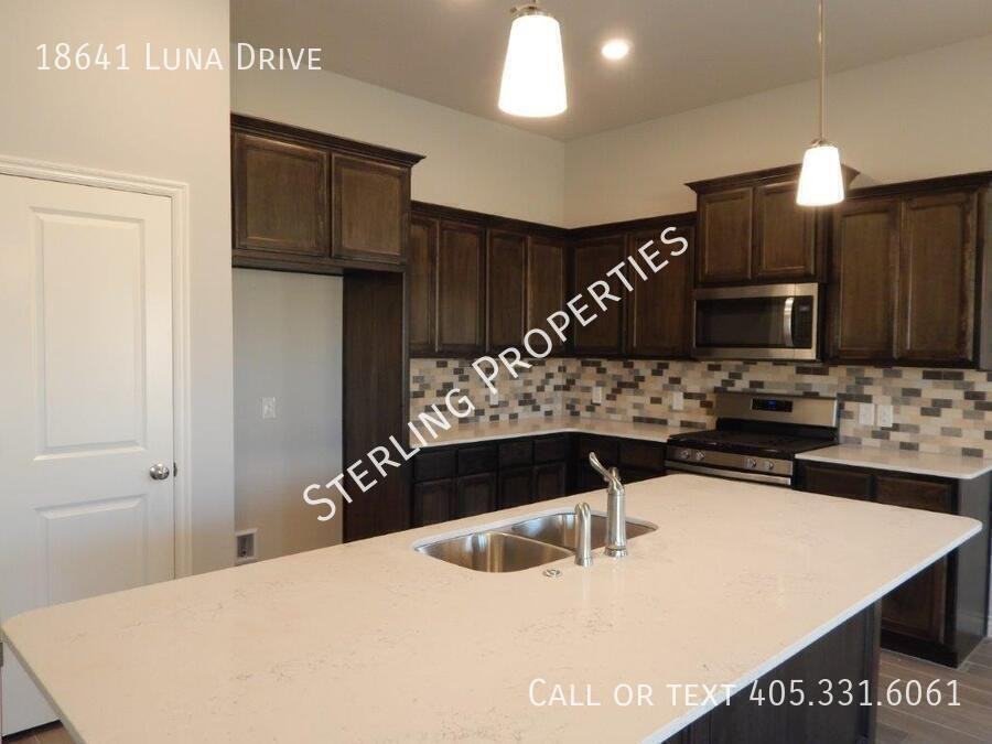 18641 Luna Dr - Photo 3 of 19