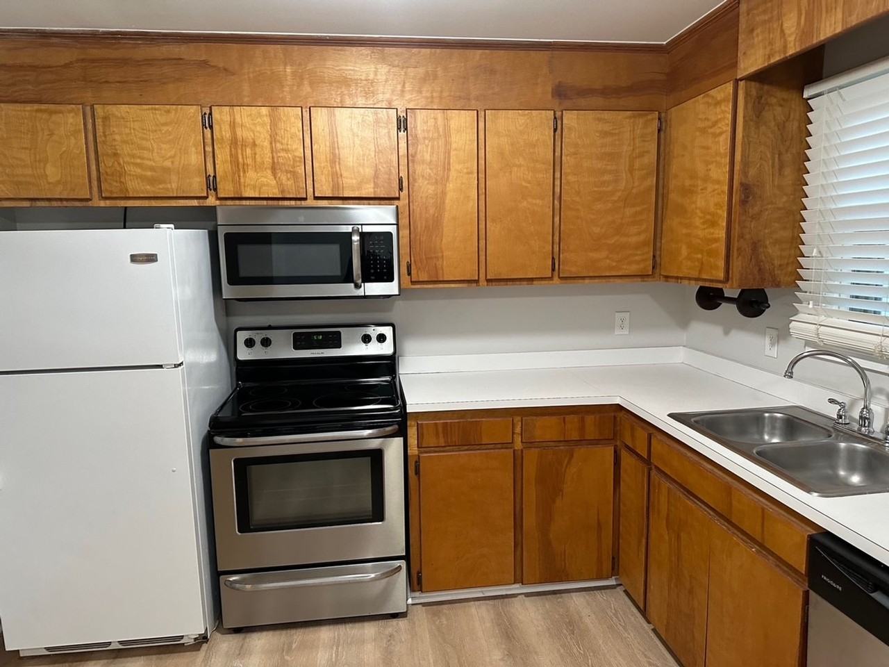 605 Picadilly Sq - Photo 5 of 18