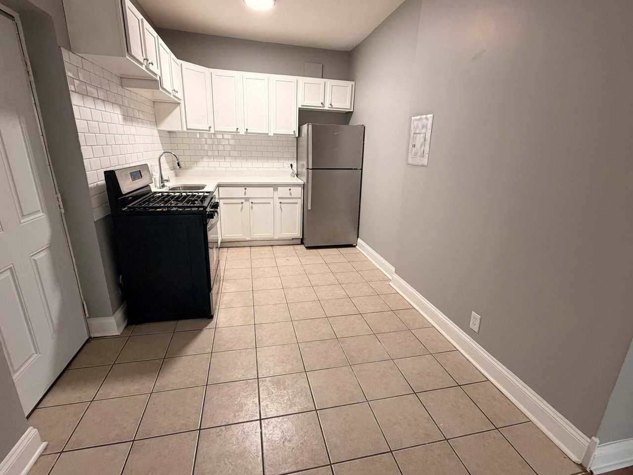 4739 South Ingleside Avenue - Photo 3 of 11