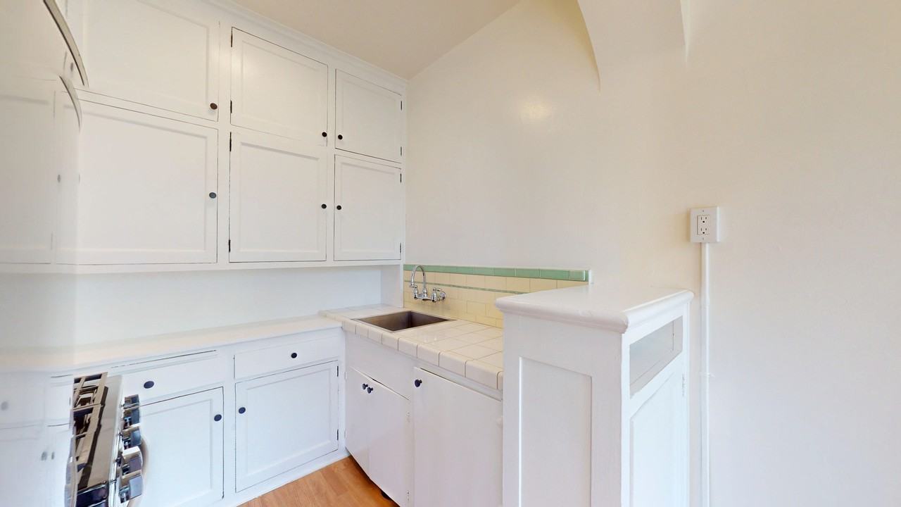 1630 Jones St #8 - Photo 2 of 19