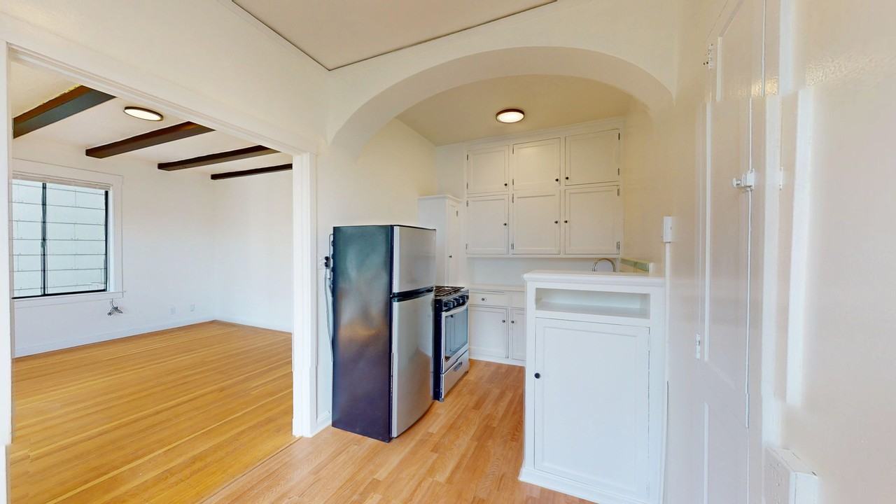 1630 Jones St #8 - Photo 5 of 19