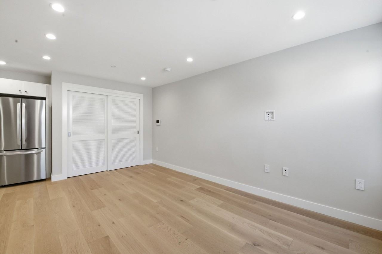1490 9th Ave - Photo 5 of 20