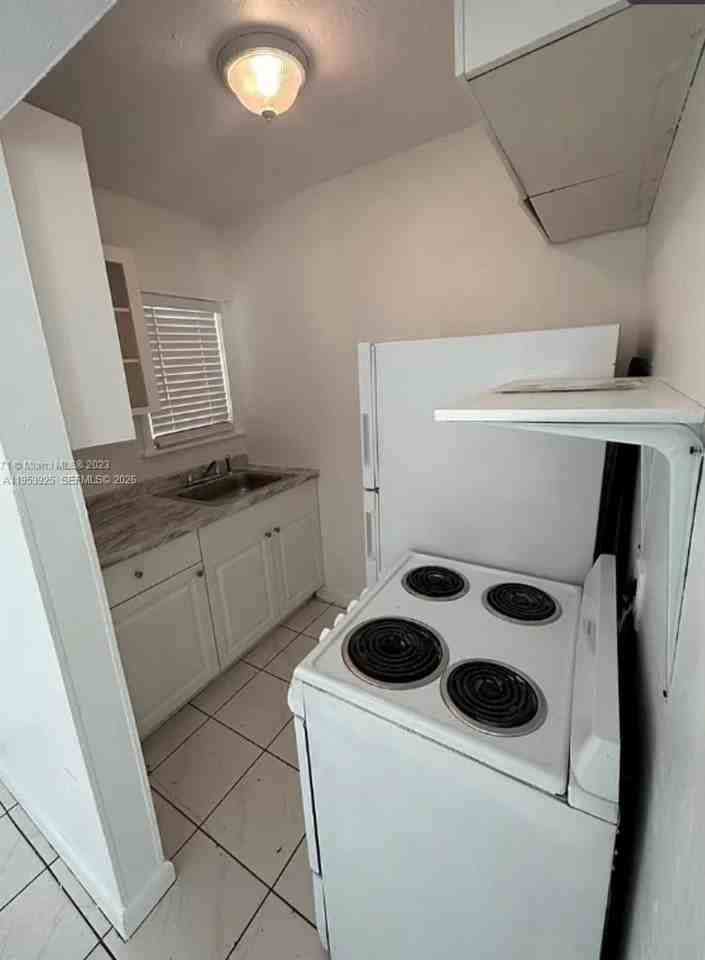 2430 Sw 25th Ter #2430C - Photo 4 of 7