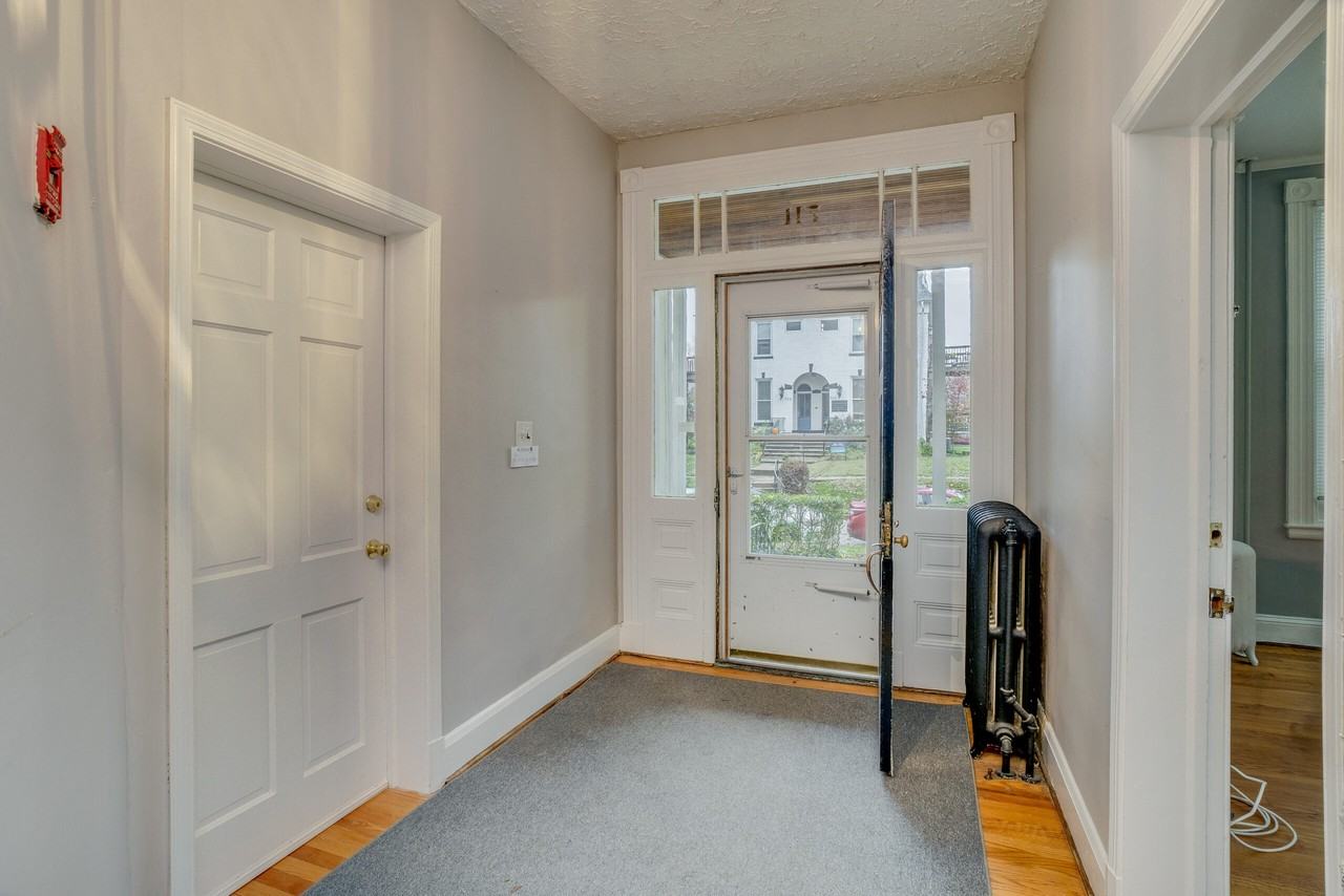 711 Gladstone - Photo 2 of 21