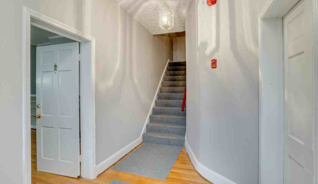 711 Gladstone - Photo 3 of 21