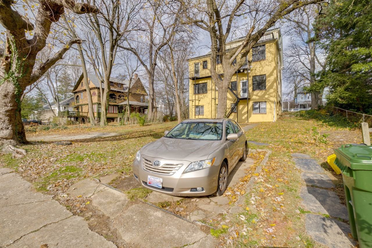 711 Gladstone - Photo 4 of 21