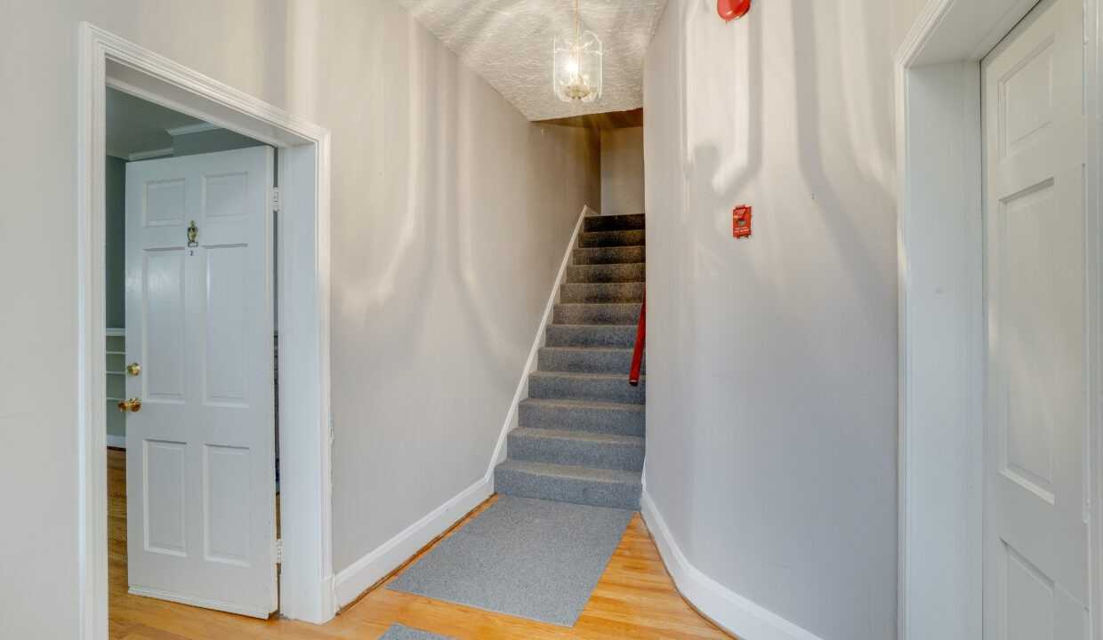 711 Gladstone - Photo 7 of 21