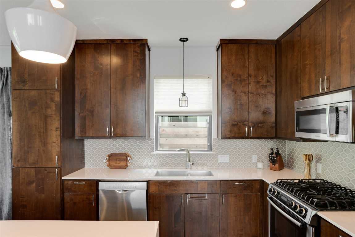 1009 E 12th St #1009 - Photo 2 of 27