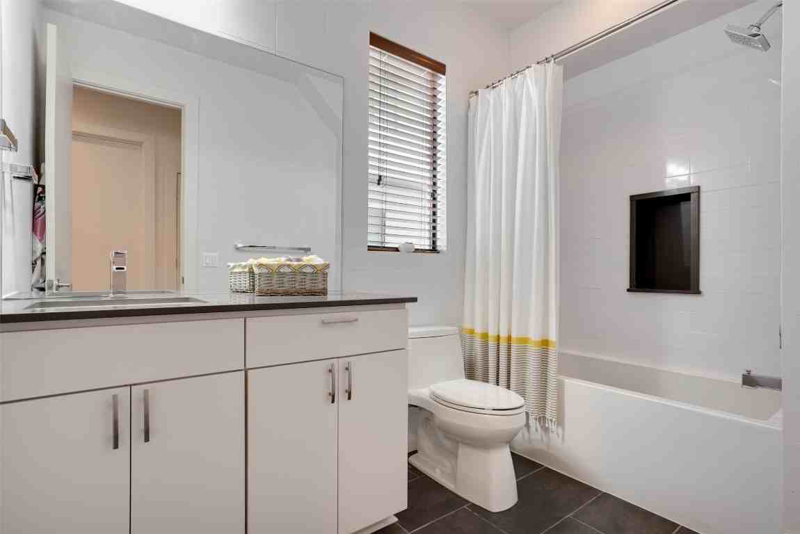 1009 E 12th St #1009 - Photo 3 of 27