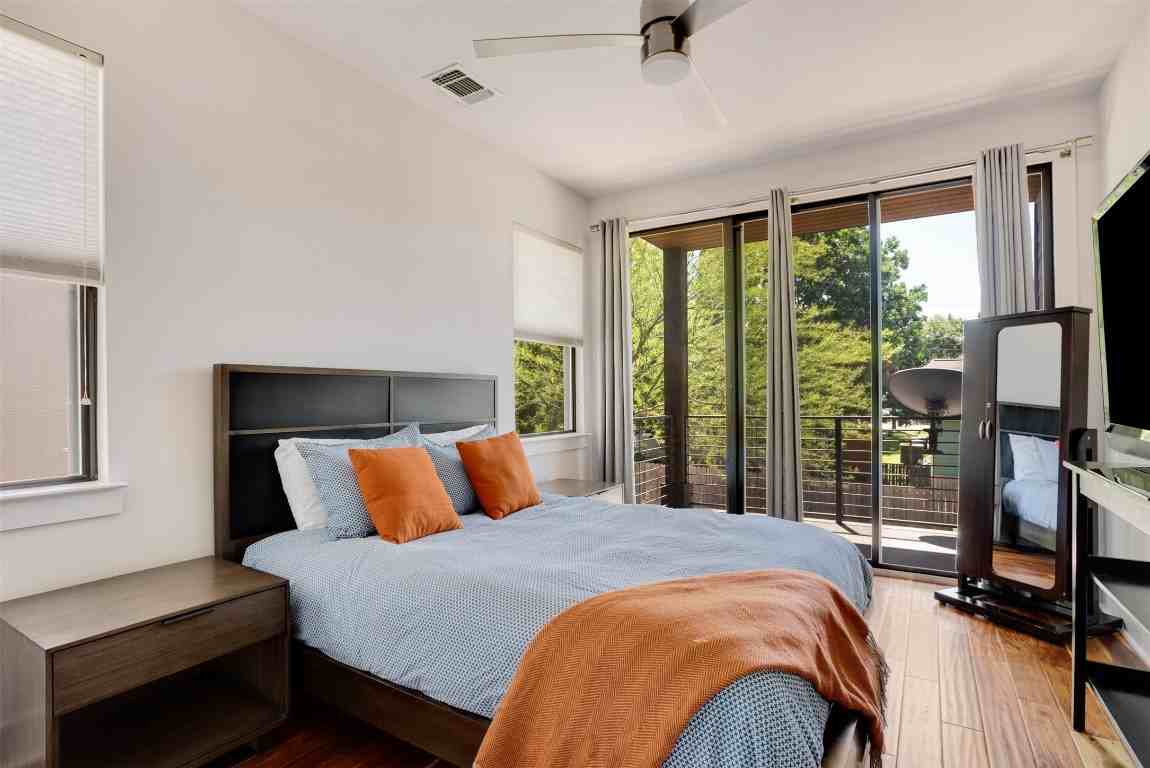 1009 E 12th St #1009 - Photo 5 of 27