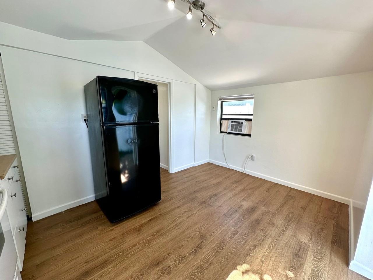 6101 Webster Ave #6101-2 - Photo 3 of 6