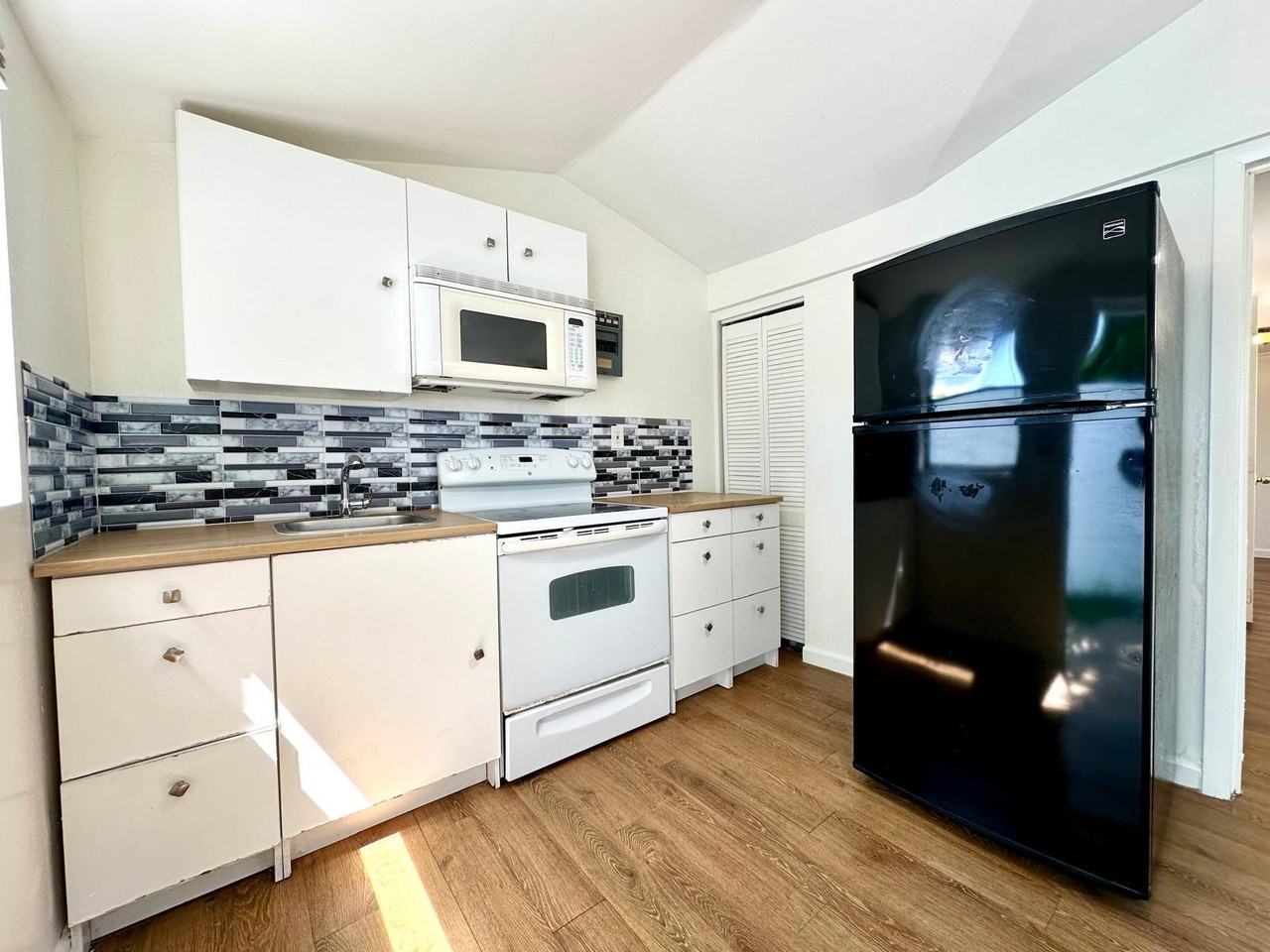 6101 Webster Ave #6101-2 - Photo 6 of 6