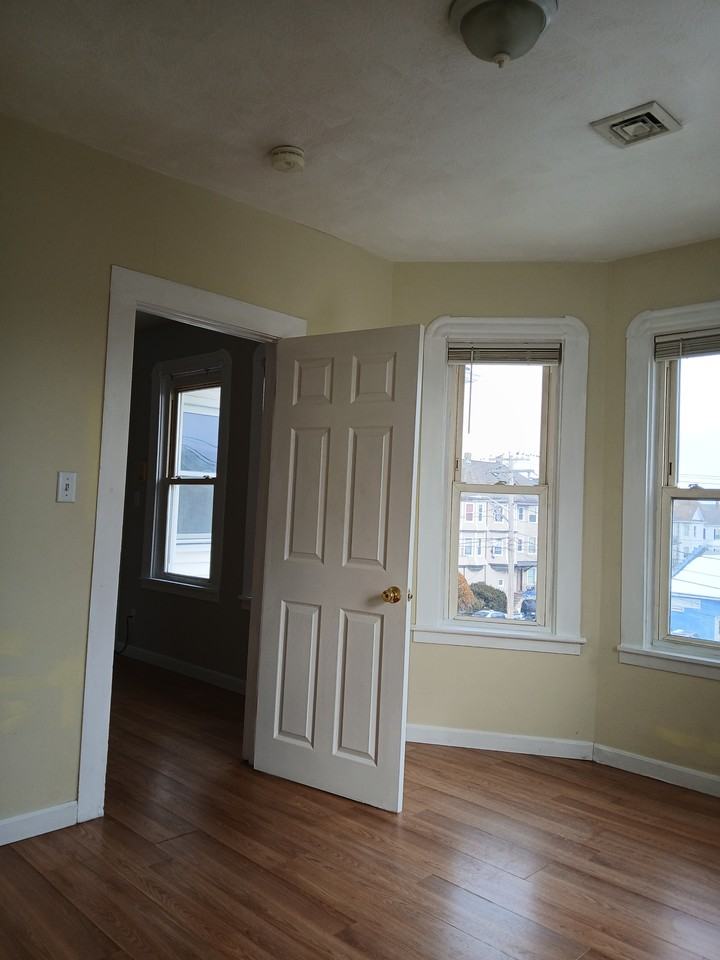 455 Belleville Avenue New Bedford - Photo 4 of 8