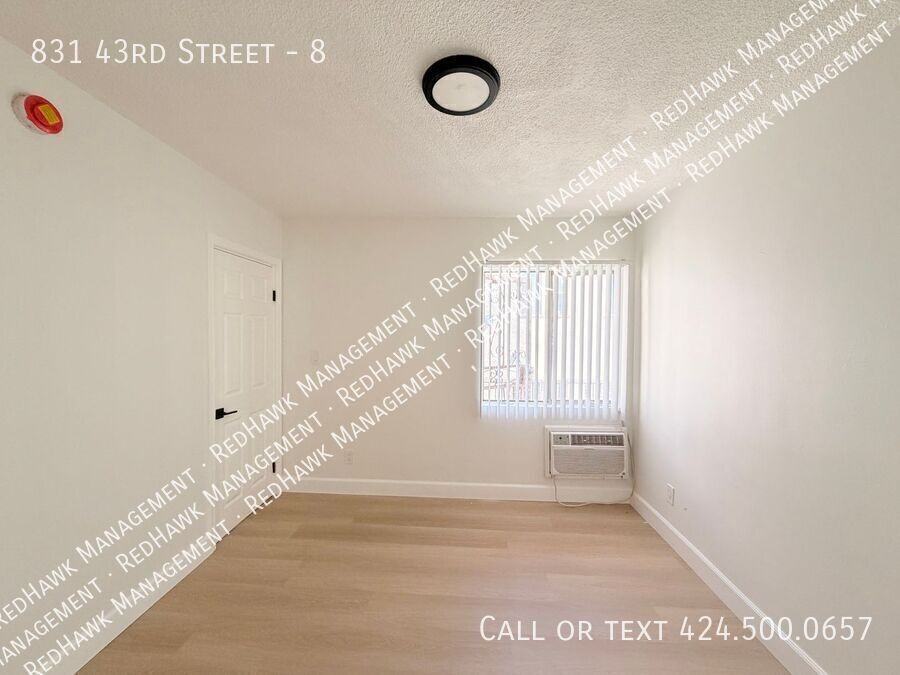 831 W 43rd St #8 - Photo 6 of 17