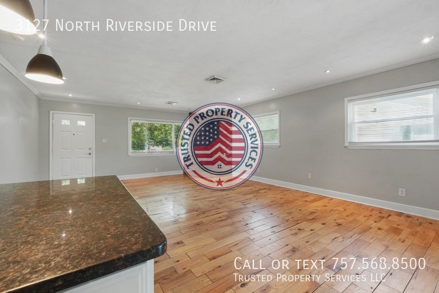 3127 N Riverside Dr - Photo 3 of 25