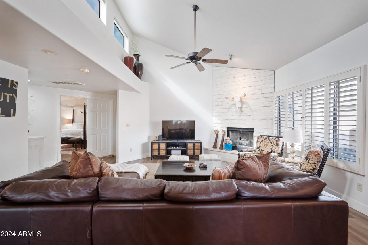 37222 N Tom Darlington Dr Unit 18 - Photo 4 of 24