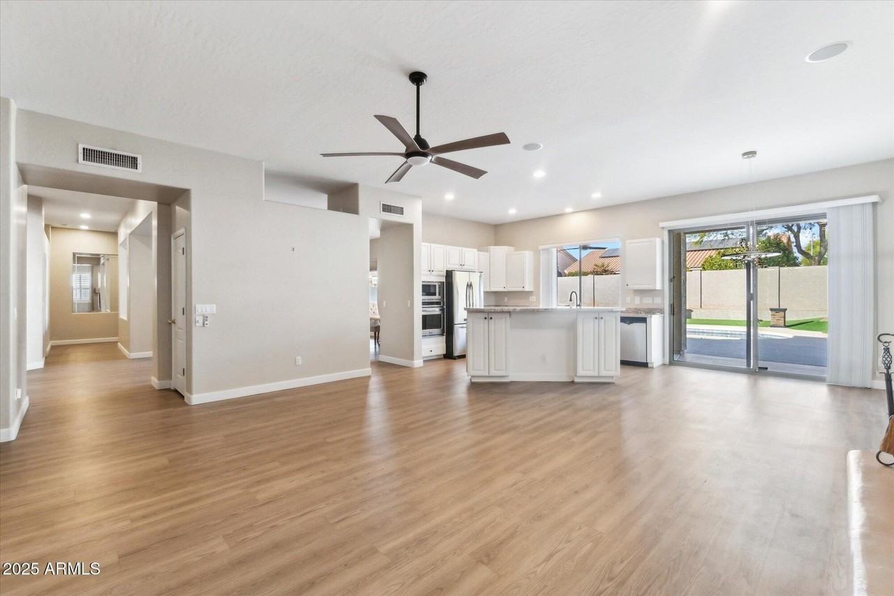 5222 E Danbury Rd - Photo 6 of 27