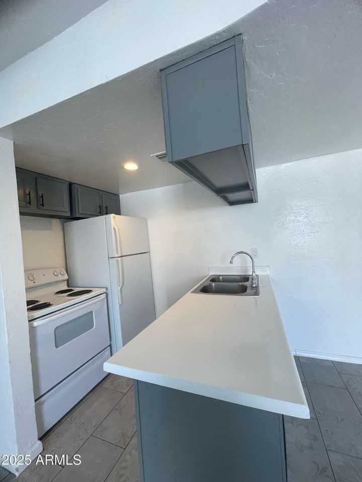 3232 W Jackson St Apt 1 - Photo 2 of 5