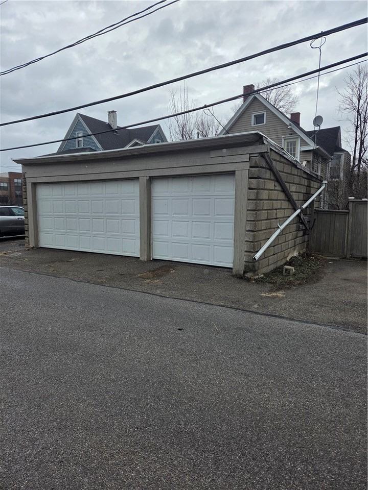 21 Gardiner Park unit: Upper - Photo 4 of 22