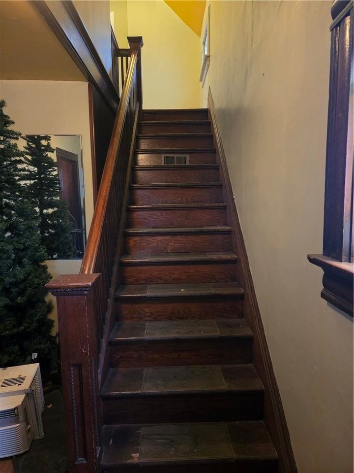 21 Gardiner Park unit: Upper - Photo 5 of 22