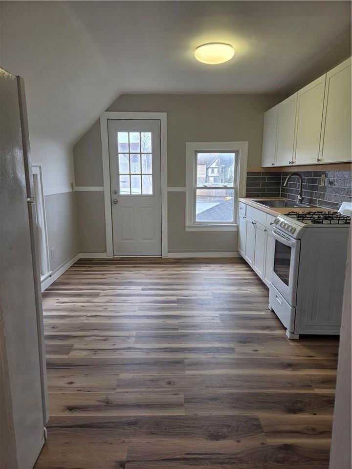 21 Gardiner Park unit: Upper - Photo 7 of 22