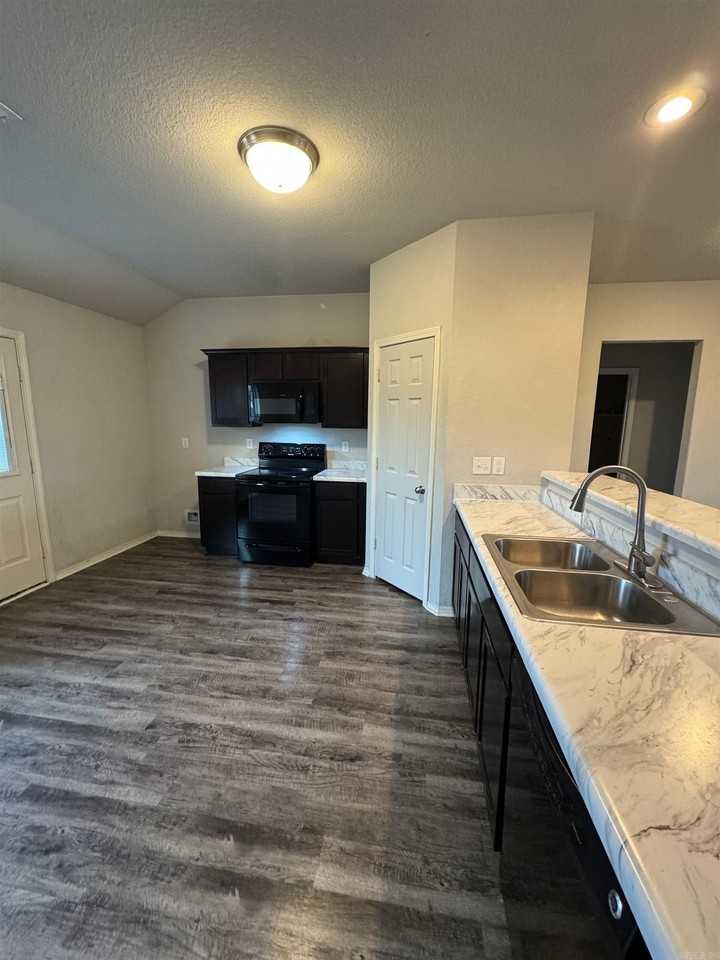 6205 Milsap Dr - Photo 4 of 11