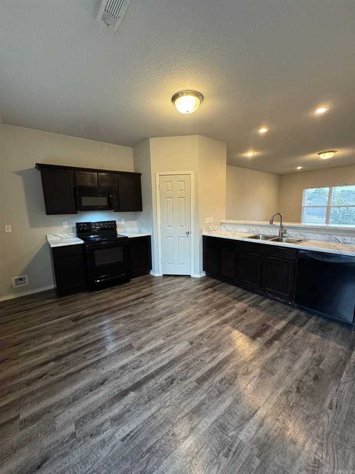 6205 Milsap Dr - Photo 5 of 11