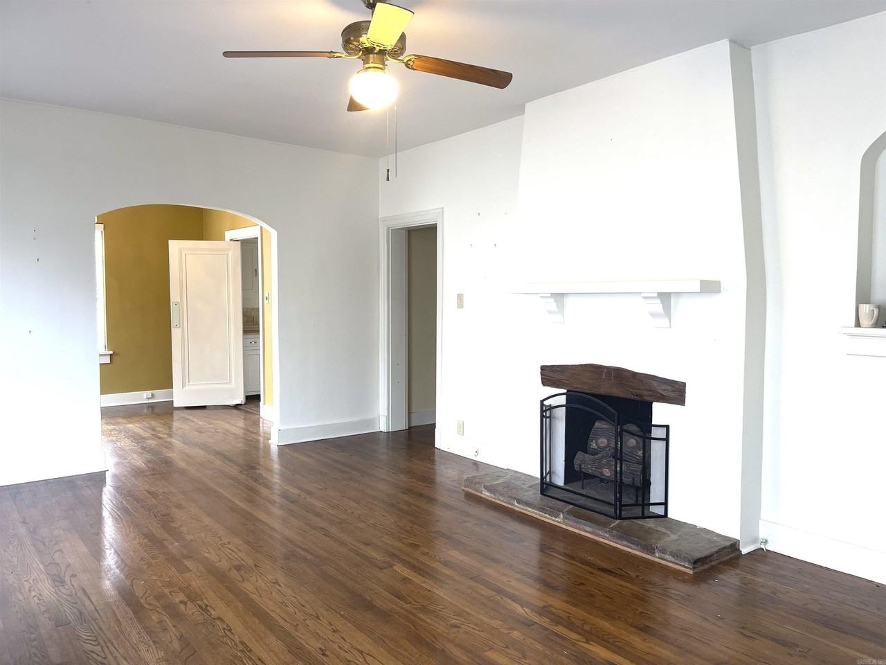 212 Vernon Ave - Photo 4 of 14