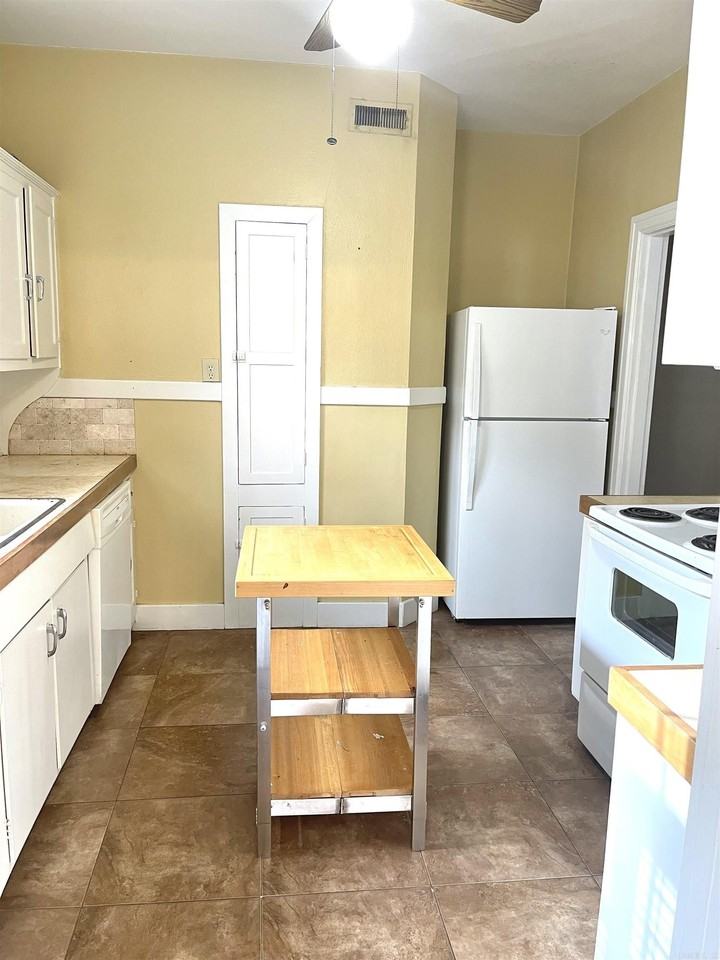 212 Vernon Ave - Photo 7 of 14