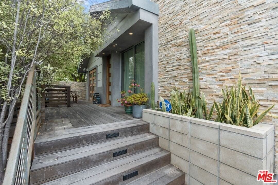 678 Broadway St - Photo 2 of 23