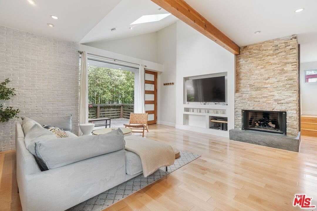 678 Broadway St - Photo 3 of 23